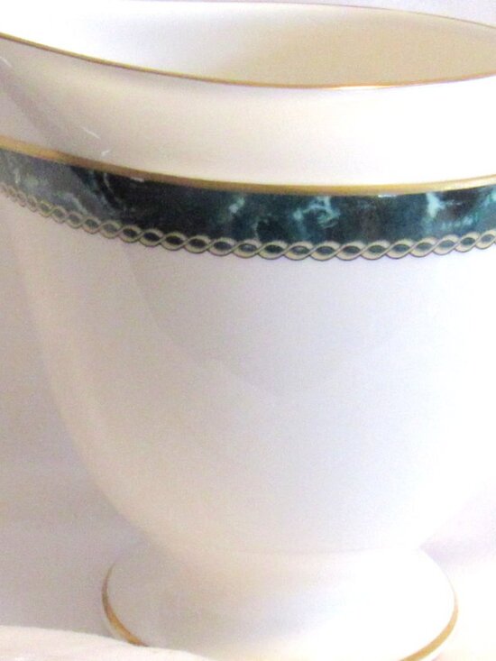 Royal Worcester Medici Green Creamer,  Made in England, Gold Gilt Trim      J121 - Picture 2 of 5